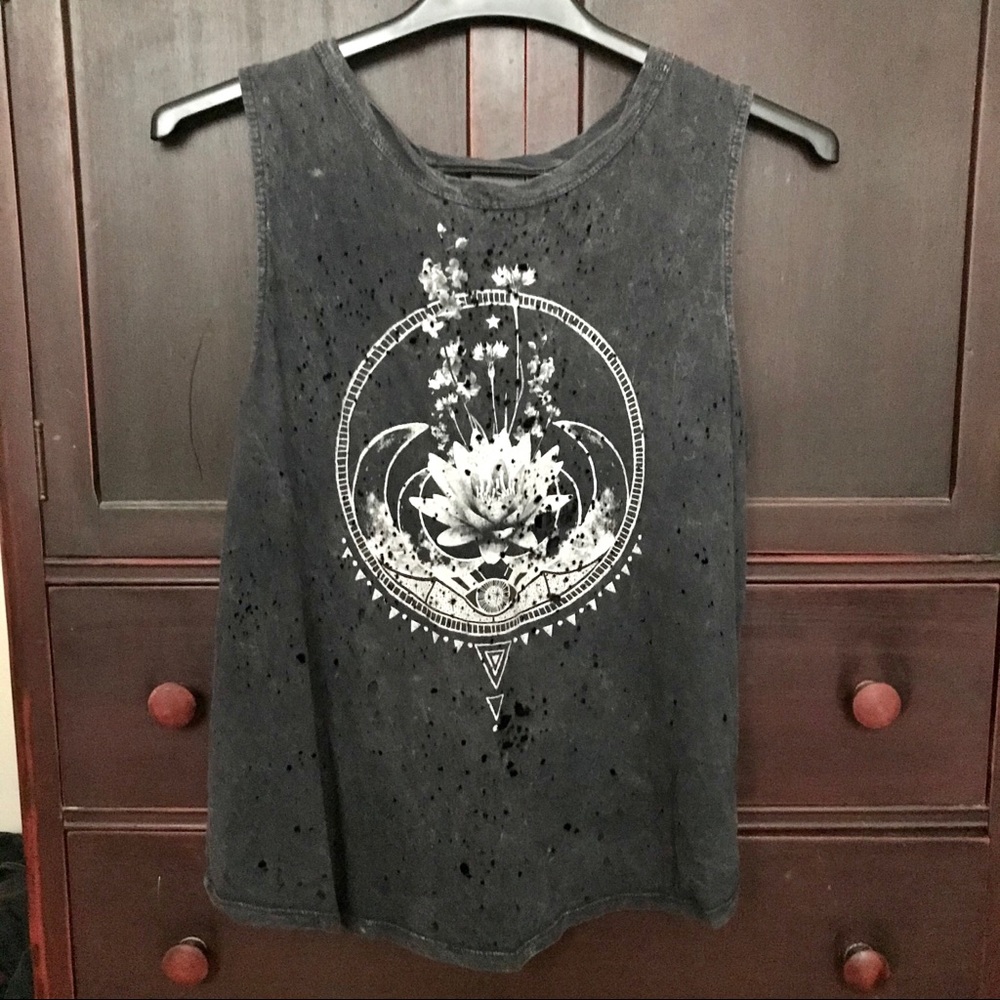 🌘 UO Black Moon lotus distressed top 🌒